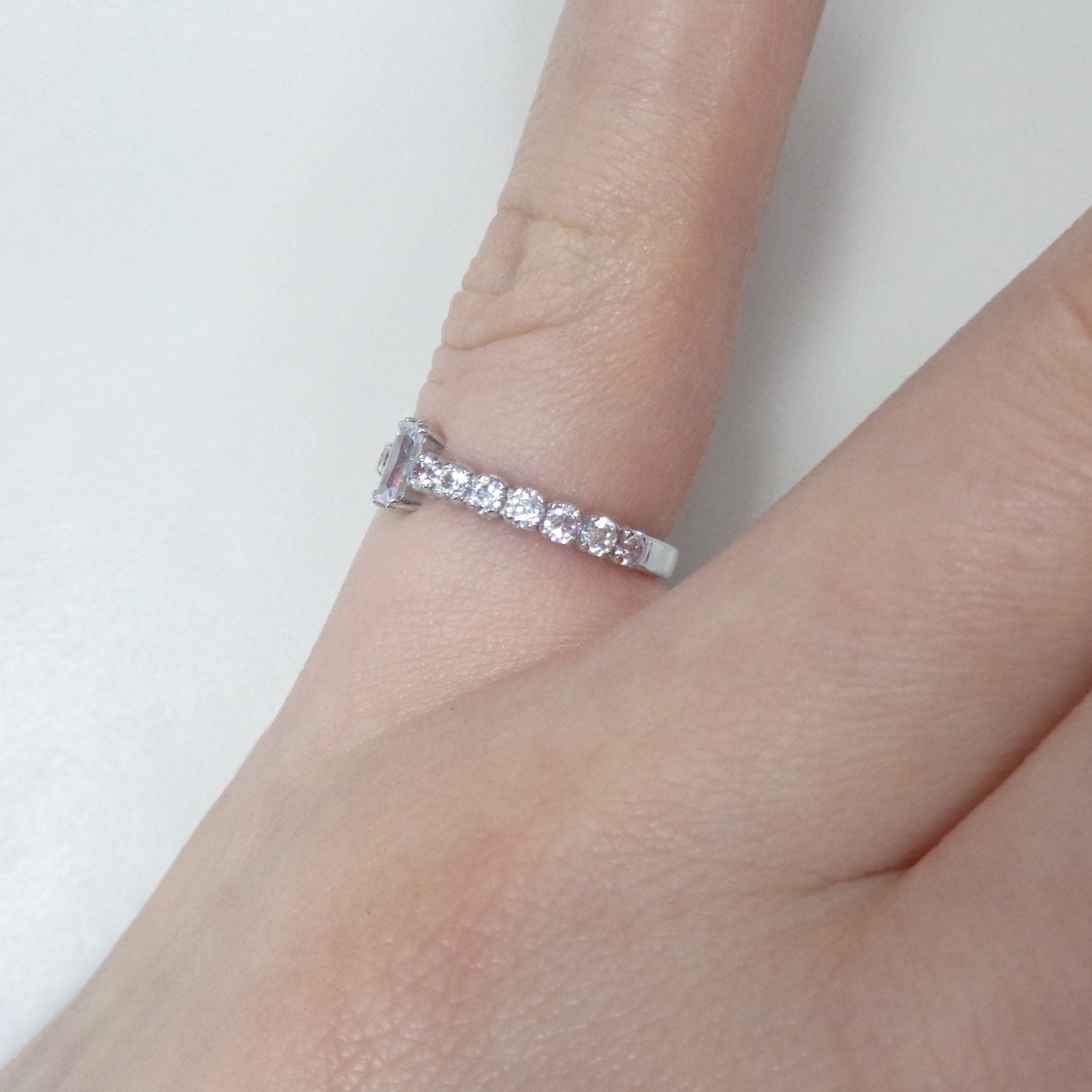 Золотое кольцо 585 пробы; белое золото; родий; вставки 15 Фианит бесцв.;